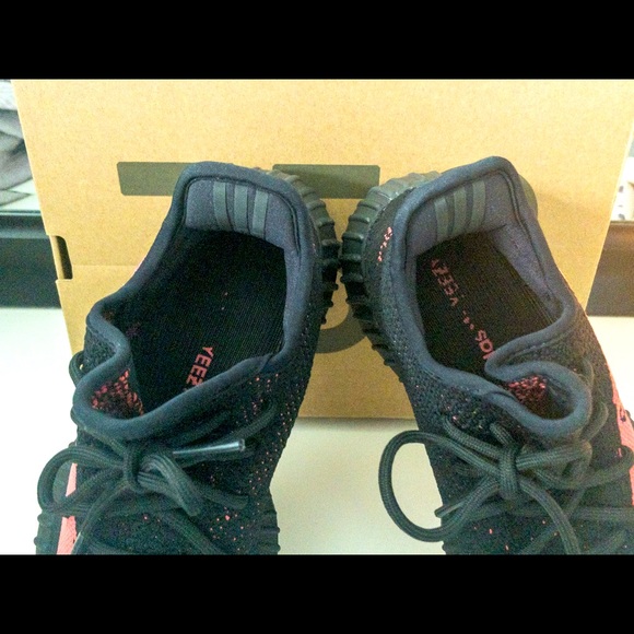 Perfect Condition w/box and tags Yeezy Boost 350V2 Core Black/Red/Core Black Perfect Condition w/box and tags Yeezy Boost 350V2 Core Black/Red/Core Black